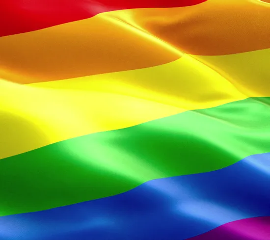 Wehende Regenbogenflagge als Symbol für LGBTQ+ Stolz und Vielfalt